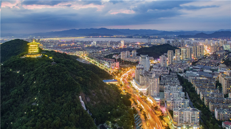 臺州新春第一會，3位企業家坐主席臺，書記到臺前為他們頒獎